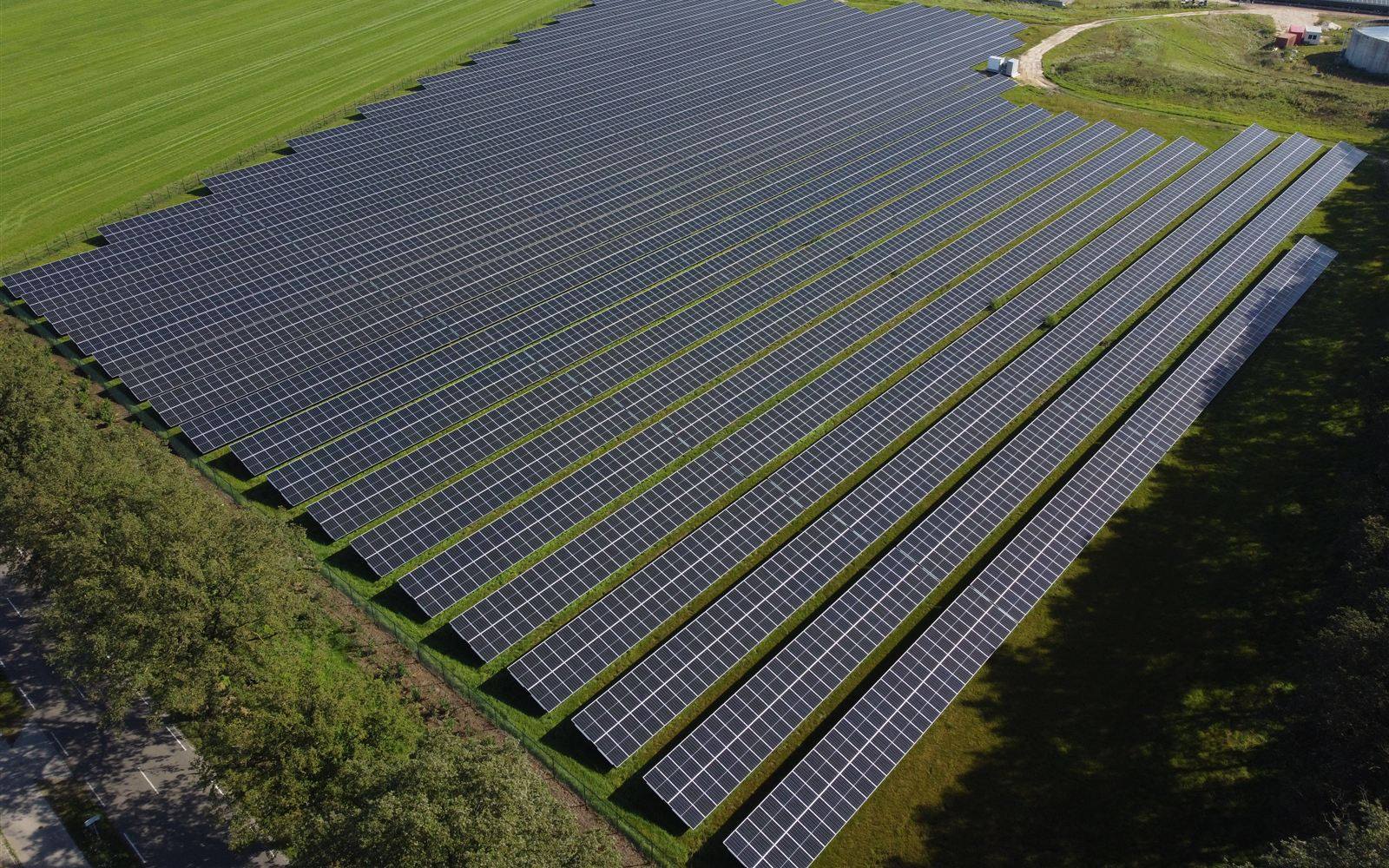Luchtfoto van zonnepark Dalfsen tussen weilanden en bomen